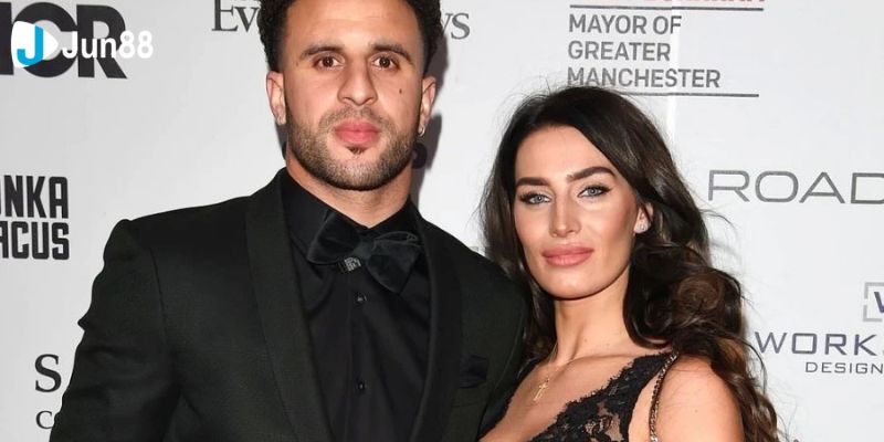 Kyle Walker và bà xã Annie Kilner nhiều lần khủng hoảng vì bê bối ngoại tình của sao Man City.