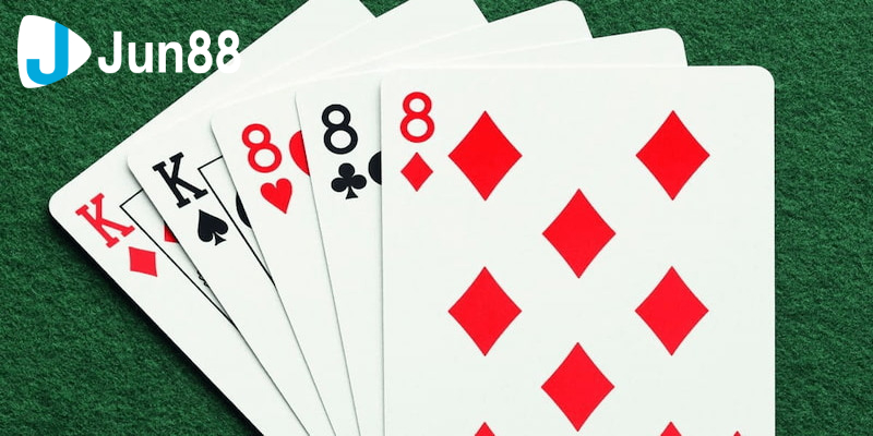 Cách dụ heo đỏ để chặt là sử dụng các lá bài yếu để đánh lừa đối thủ